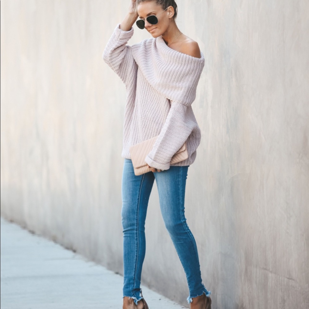 ❤️SOLD❤️Cold shoulder sweater